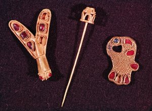 Broches y alfiler de oro
